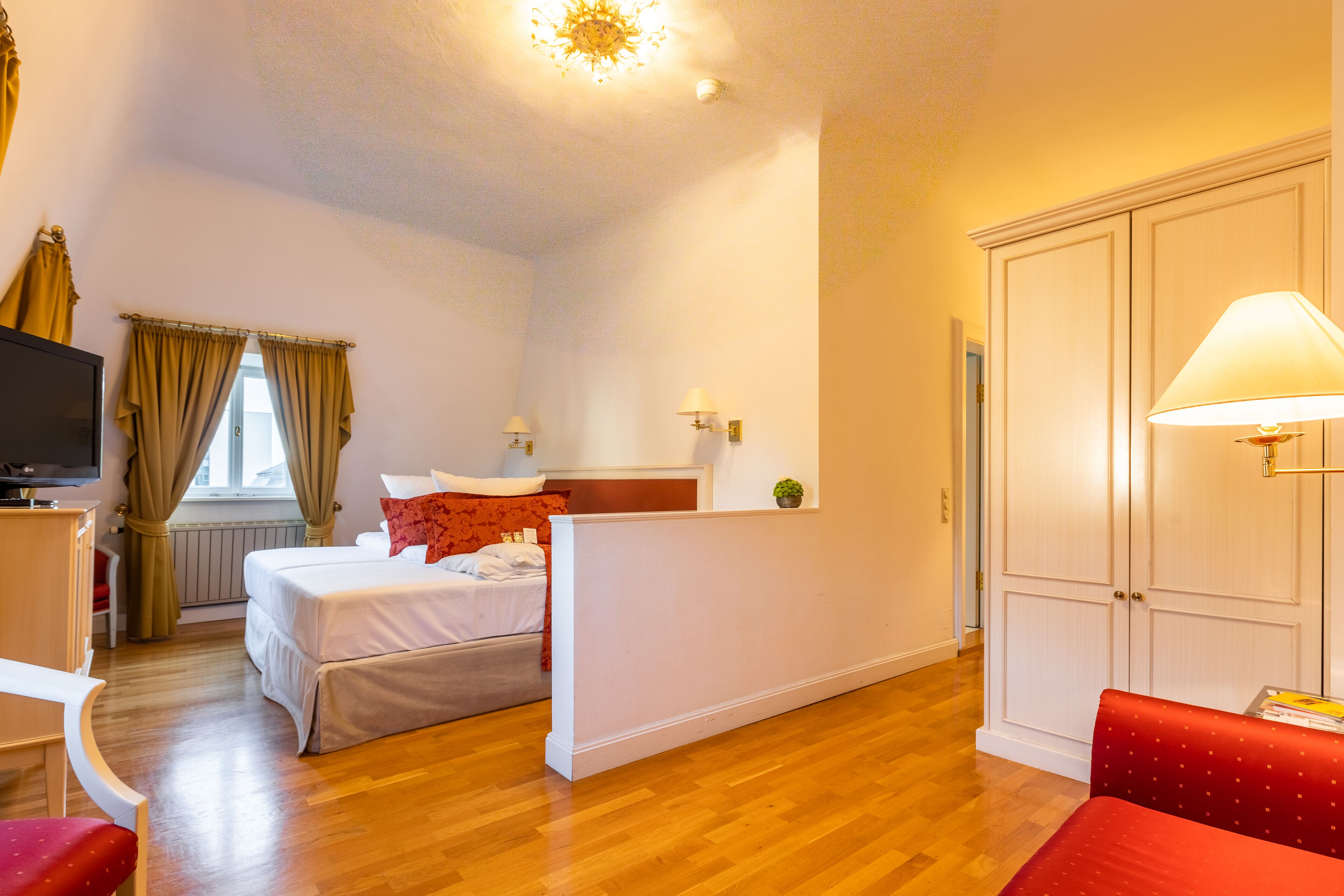 hypo-allergenic bedding, minibar, in-room safe, desk