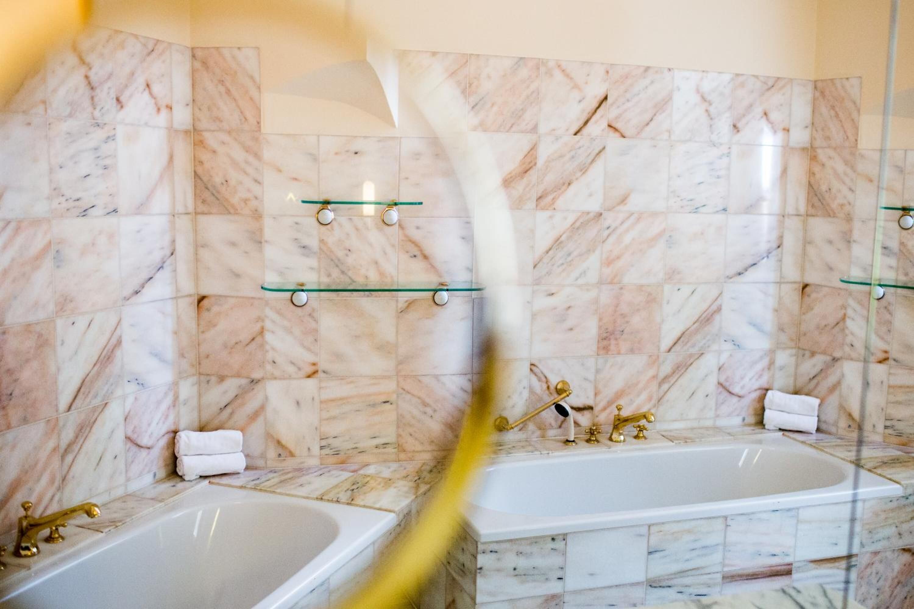 shower, deep-soaking bathtub, rainfall showerhead, free toiletries