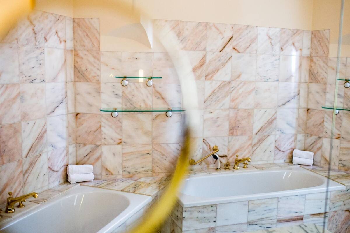 shower, deep-soaking bathtub, rainfall showerhead, free toiletries