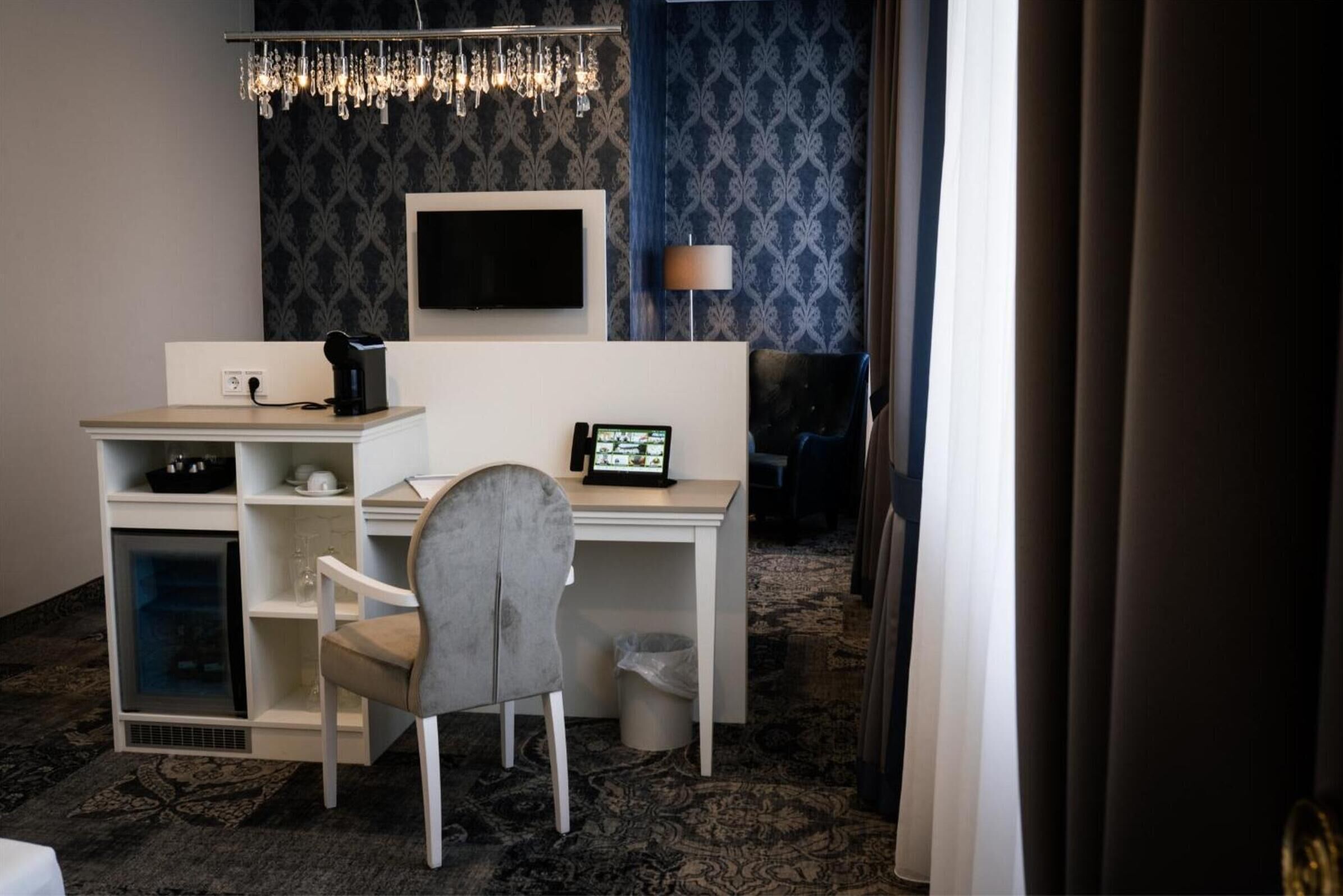 Allergikerbettwaren, Minibar, Zimmersafe, Schreibtisch