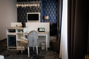 防敏寢具、迷你��吧、房內夾萬、書桌