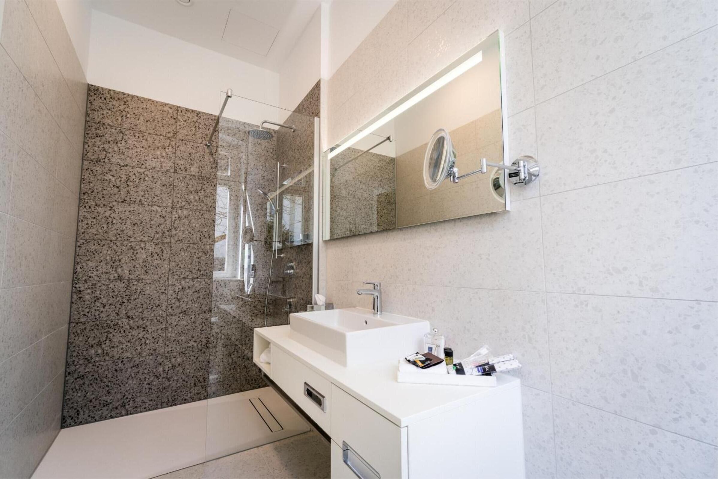 shower, deep-soaking bathtub, rainfall showerhead, free toiletries