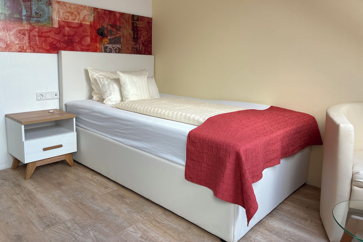 Single Room | Desk, soundproofing, free WiFi, bed sheets