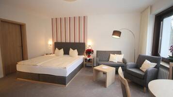 Habitación doble, 1 cama de matrimonio, no fumadores, balcón | 1 dormitorio, ropa de cama hipoalergénica, minibar y caja fuerte