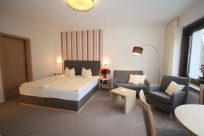 Kamar Double, 1 Tempat Tidur Queen, Bebas Asap Rokok, balkon | Seprai antialergi, minibar, brankas, dan didekorasi berbeda-beda