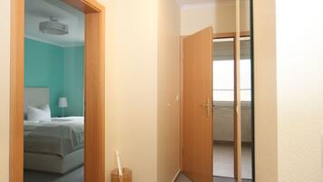 Living area | 32-inch flat-screen TV with cable channels, TV