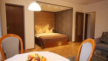 Camera doppia, 1 letto queen, non fumatori, balcone | Biancheria da letto ipoallergenica, minibar, una cassaforte in camera