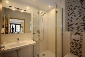 Bathroom | Shower, hair dryer, towels, soap - Cafe Schneidewind (Bad Pyrmont)