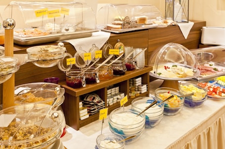 Colazione a buffet a pagamento, servita tutte le mattine . Cafe Schneidewind