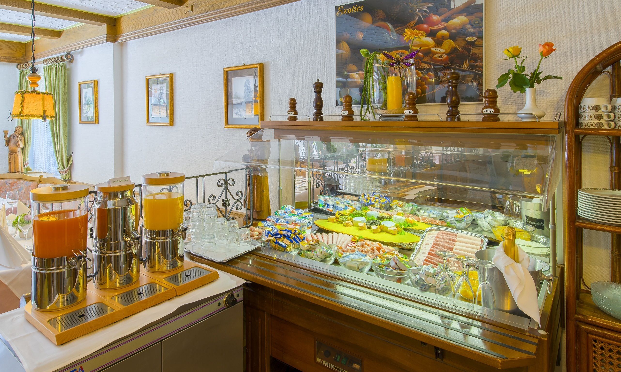 Ein Frühstücksbuffet mit verschiedenen Speisen und einer Kaffeestation.