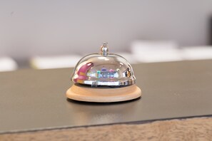 A clear, reflective dome-shaped object with a metallic top, placed on a wooden base. - AMH Airport-Messe-Hotel (Filderstadt)