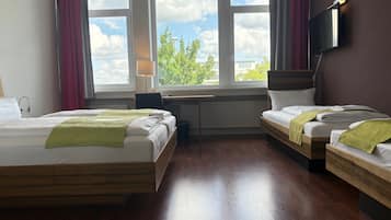 Quadruple room | 低刺激性寝具、セーフティボックス (室内)、デスク、防音設備