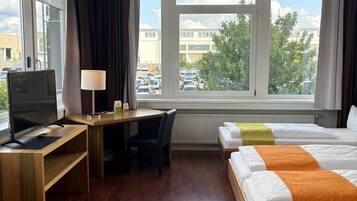 Basic Triple Room | Hypo-allergenic bedding, in-room safe, desk, soundproofing