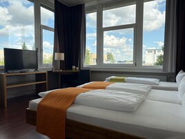 Ropa de cama hipoalergénica y caja de seguridad en la habitación