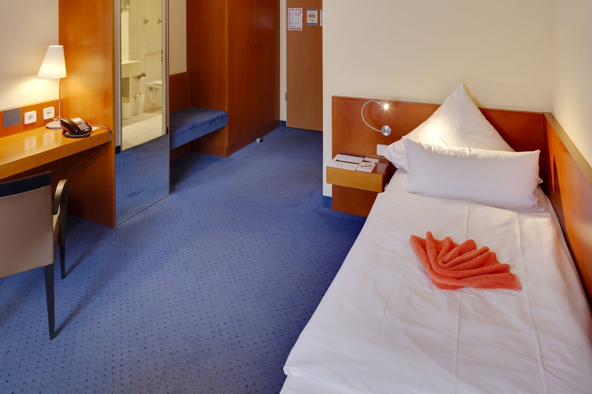Premium bedding, in-room safe, desk, blackout curtains