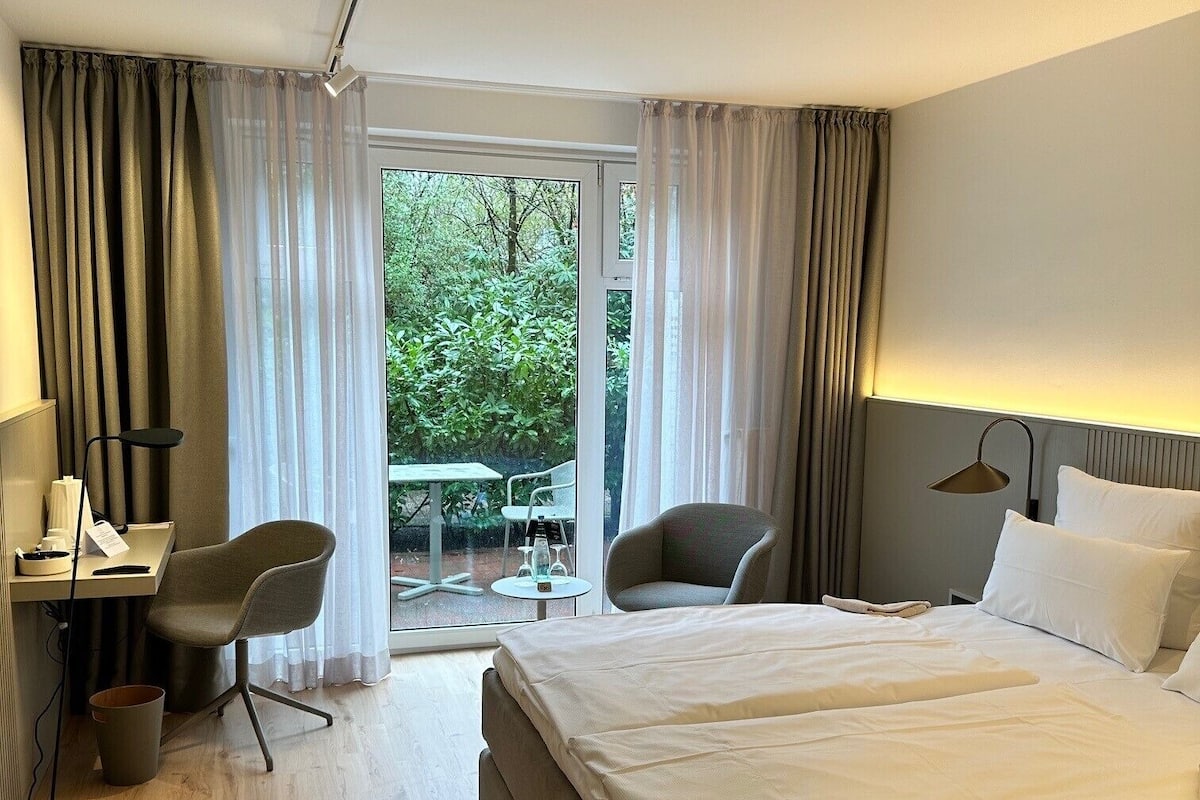 Hochwertige Bettwaren, Zimmersafe, Schreibtisch, Verdunkelungsvorhänge