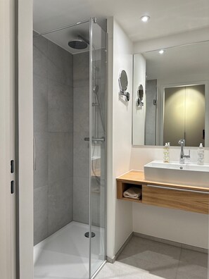 Shower, free toiletries, hair dryer, towels - HansenS Haus am Meer (Bad Zwischenahn)