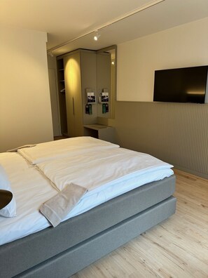 Ropa de cama de alta calidad y caja de seguridad en la habitación