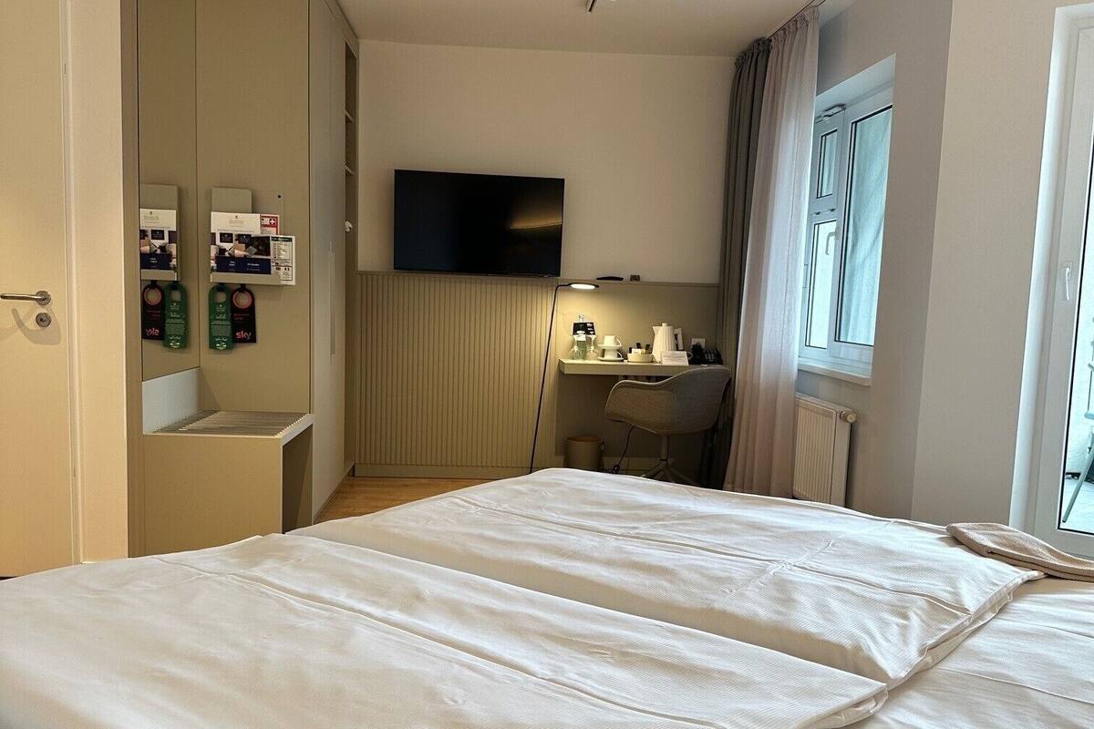 Hochwertige Bettwaren, Zimmersafe, Schreibtisch, Verdunkelungsvorhänge