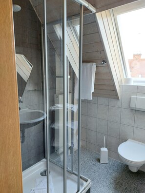 Dusj, hårføner, håndklær og såpe