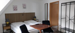 Basic Double or Twin Room | Hypo-allergenic bedding, down duvets, desk, soundproofing - Gästehaus Langhammer (Bubenreuth)