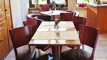 Petit déjeuner buffet servi en semaine (15.50 EUR par personne)
