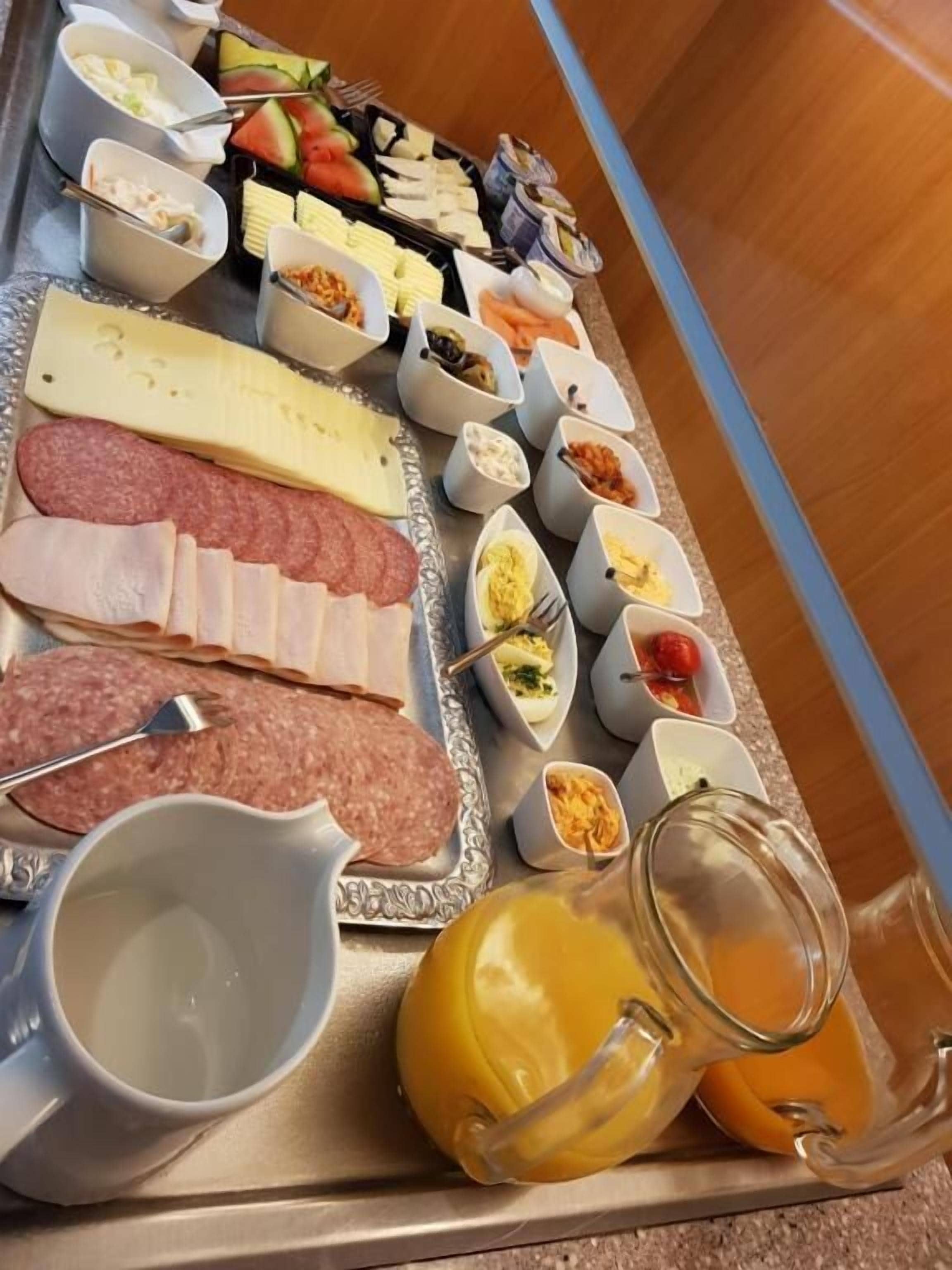 Un buffet proposant une variété de viandes, de fromages et de condiments.