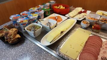 Desayuno buffet los días de semana (EUR 15.50 por persona)