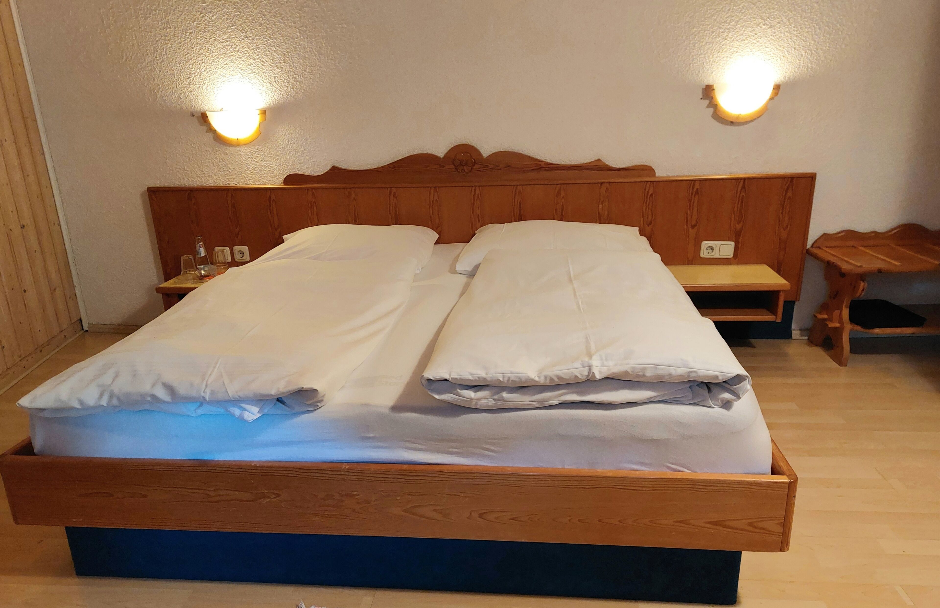 1 bedroom, hypo-allergenic bedding, down duvets, desk