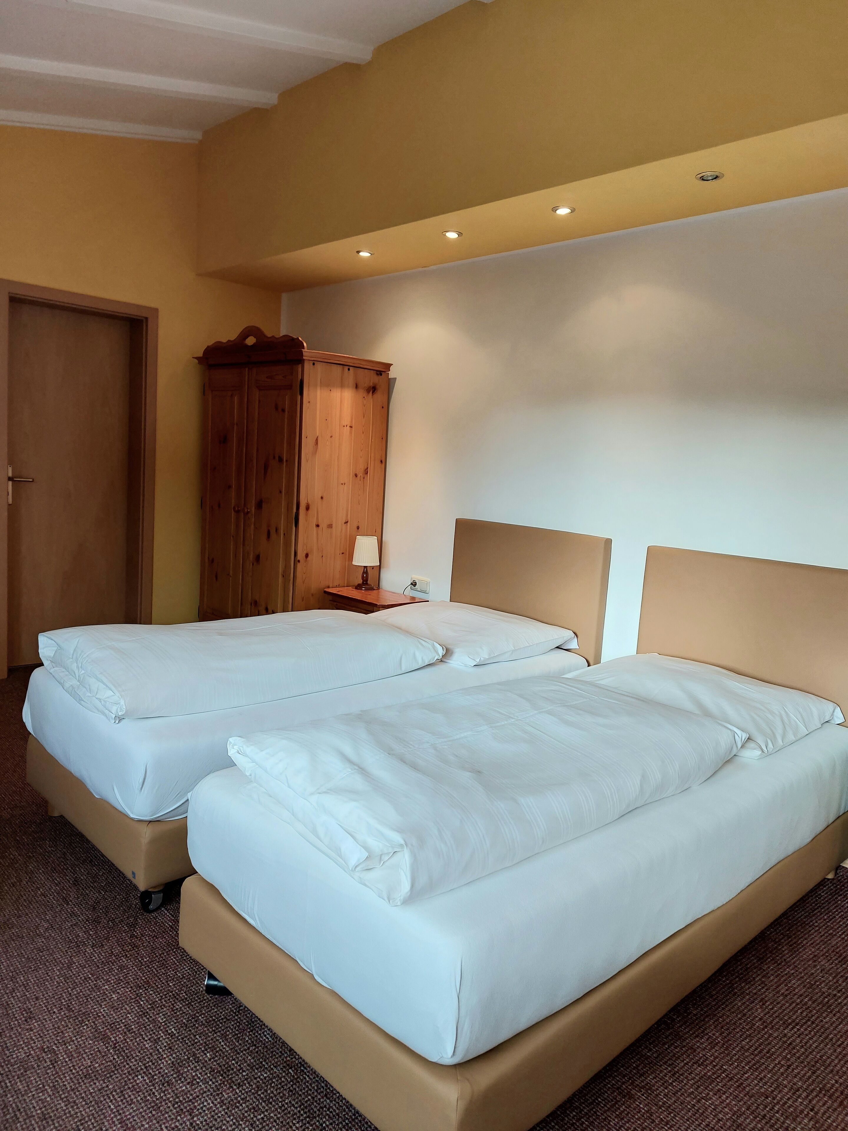 1 bedroom, hypo-allergenic bedding, down duvets, desk