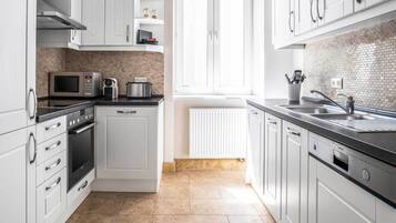 Departamento Deluxe, 2 habitaciones | Cocina privada | Refrigerador con congelador, microondas, horno y parrilla de estufa