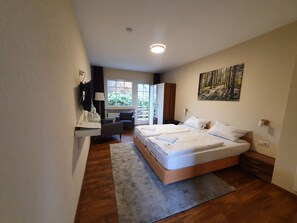 Escritorio, wifi gratis y ropa de cama 