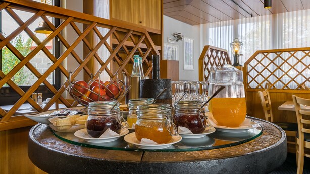 A breakfast buffet with various food items and beverages. - Hotel Strohgäu (Korntal-Munchigan)