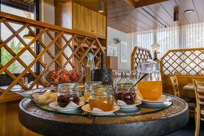 A breakfast buffet with various food items and beverages. - Hotel Strohgäu (Korntal-Munchigan)