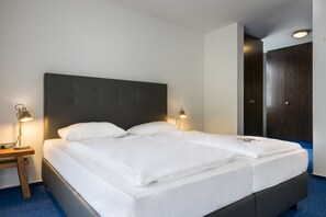 Apartment (for triple use) | In-room safe, desk, soundproofing, free WiFi - Hotel Strohgäu (Korntal-Munchigan)