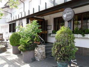 A building with a sign reading "Gasthof". There are potted plants in front of the building. - Hotel Gasthof Traube (Kernen)