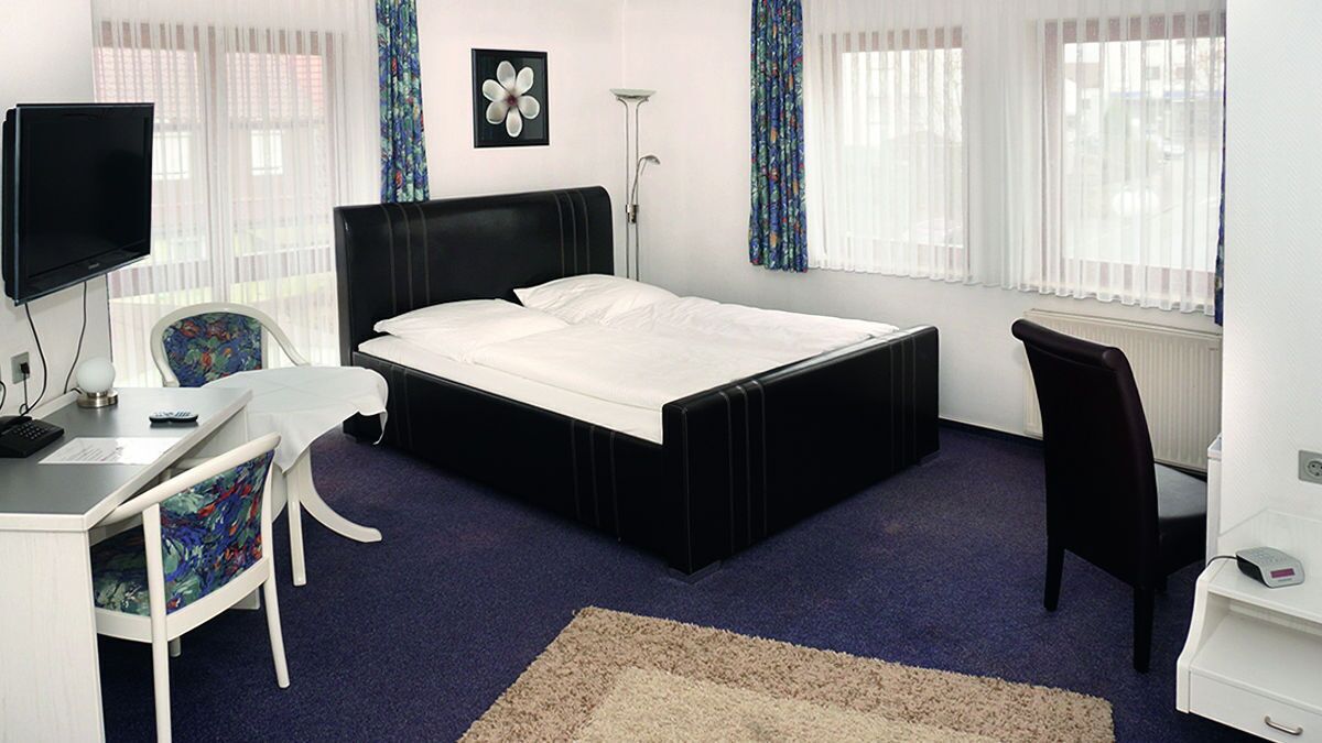 1 bedroom, hypo-allergenic bedding, minibar, desk