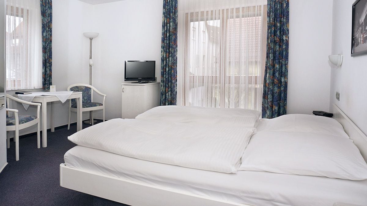 family triple room | 1 bedroom, hypo-allergenic bedding, minibar, desk