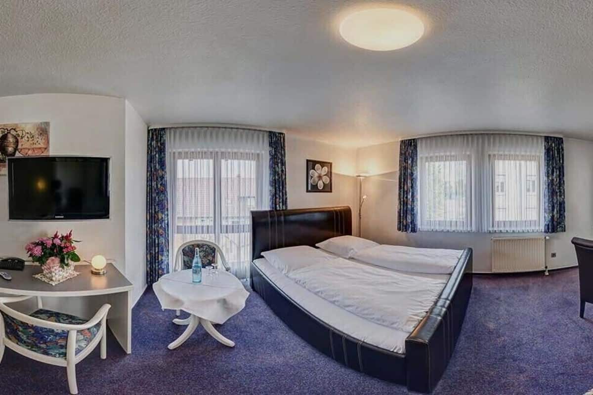 family triple room | 1 bedroom, hypo-allergenic bedding, minibar, desk