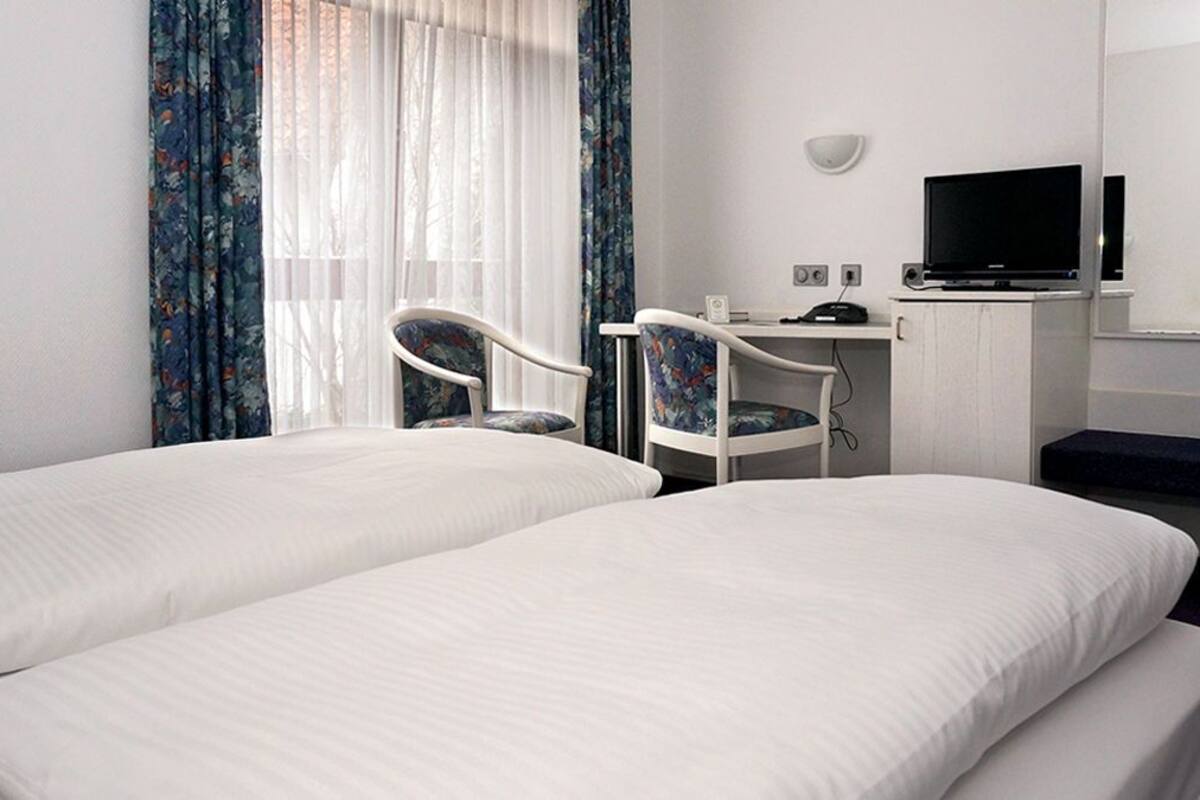 family triple room | 1 bedroom, hypo-allergenic bedding, minibar, desk