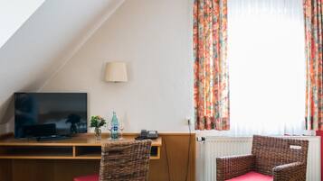 Schreibtisch, Verdunkelungsvorhänge, schallisolierte Zimmer