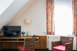 Schreibtisch, Verdunkelungsvorhänge, schallisolierte Zimmer