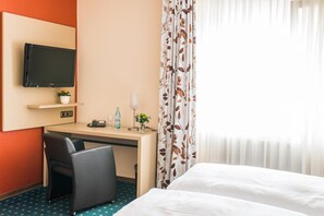 Desk, blackout curtains, soundproofing, free cots/infant beds - Hotel Zum Specht (Hoesbach)