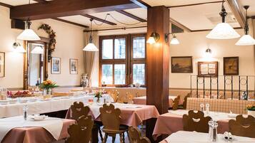 Se ofrece un desayuno bufé (10 EUR por persona)