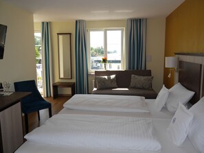 Zimmersafe, Schreibtisch, Verdunkelungsvorhänge, schallisolierte Zimmer