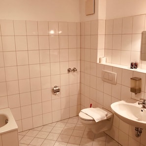 Double Room | Bathroom | Deep soaking tub, towels