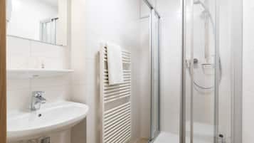 Deluxe-Einzelzimmer | Badezimmer | Handtücher