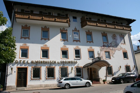 A hotel with a classic facade, multiple windows, and a prominent entrance. - Almenrausch und Edelweiss (Garmisch-Partenkirchen)