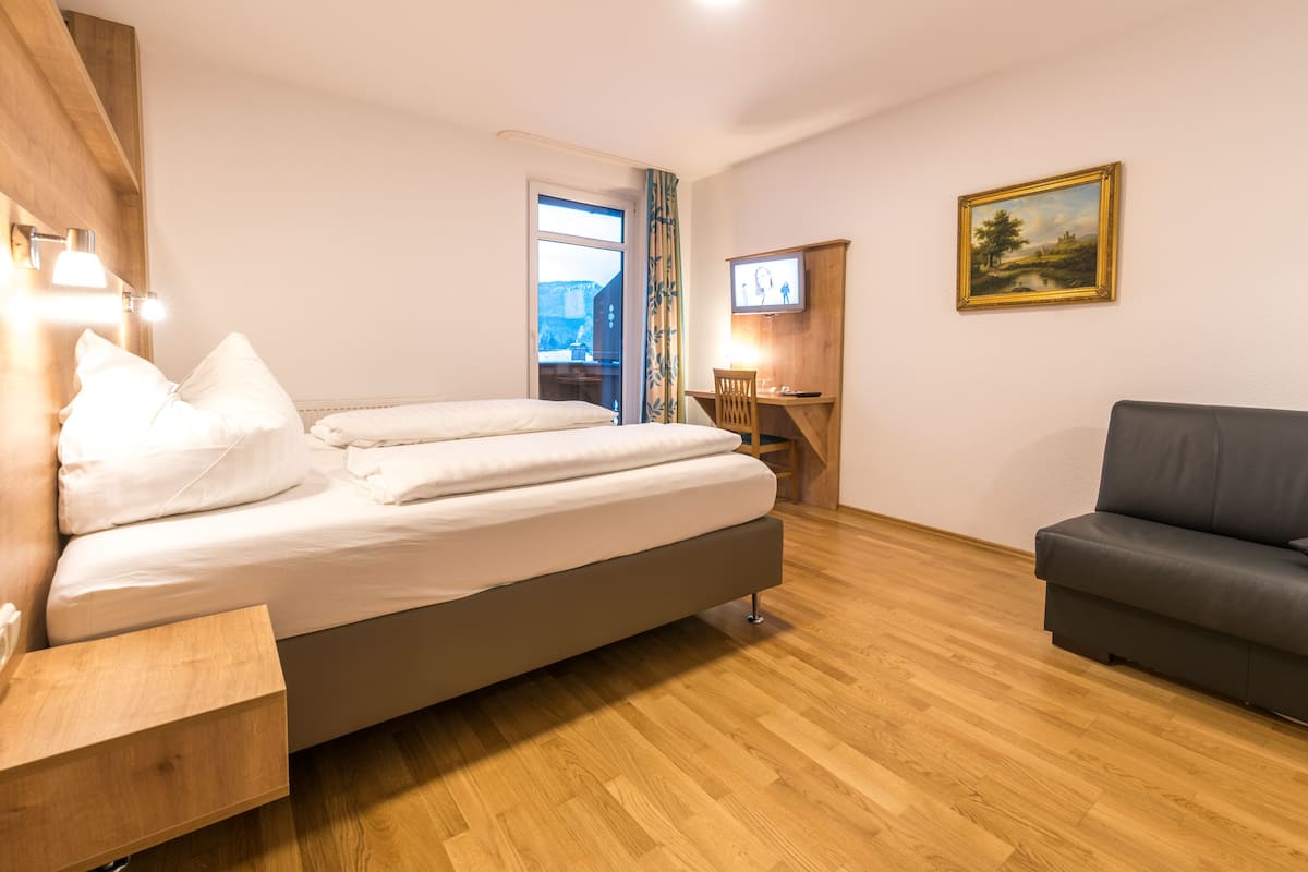 Deluxe Double Room | In-room safe, desk, WiFi (free), individually furnished