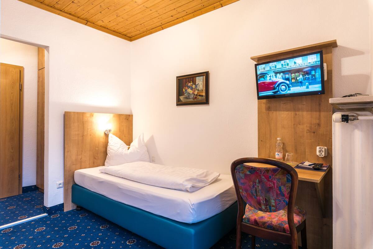 Standard Single Room | In-room safe, desk, WiFi (free), individually furnished
